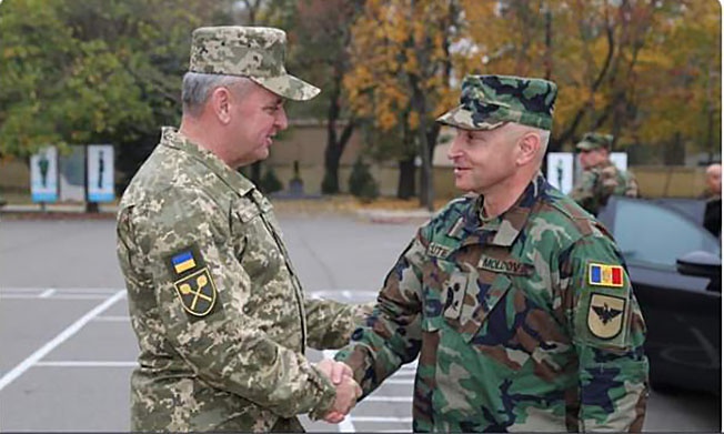 Главнокомандующий вооруженными силами Украины Виктор Муженко и командующий национальной армией РМ Игорь Кутие.