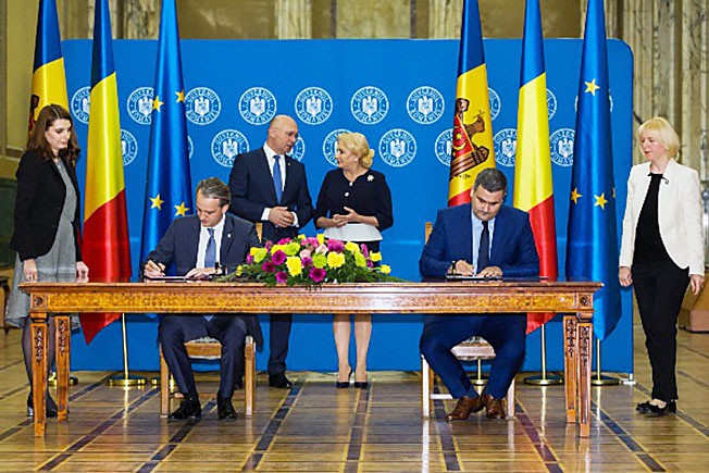 Подписание договора о сотрудничестве между молдавской и румынской армиями.