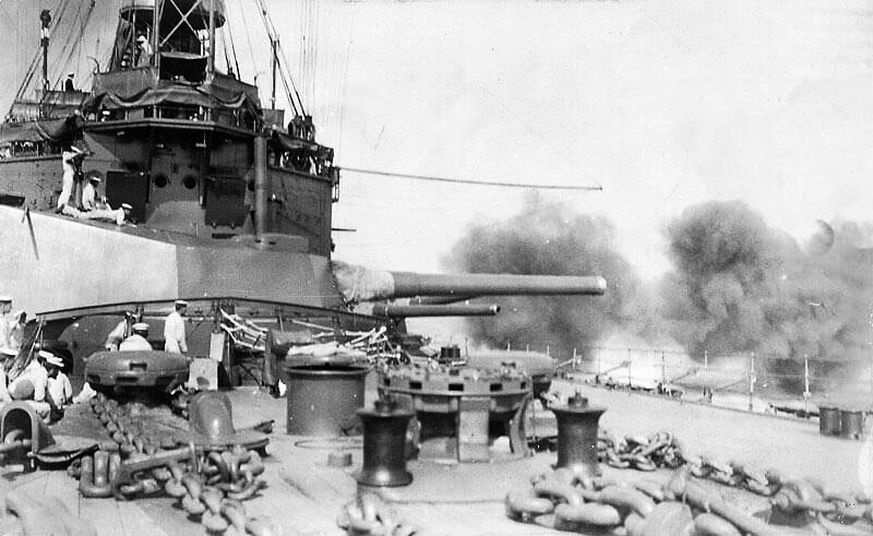 Британский крейсер обстреливает турецкий форт у Дарданельского пролива.