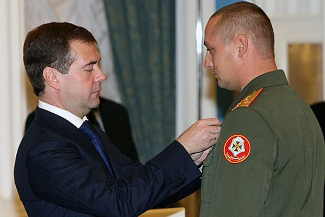 Президент Дмитрий Медевев вручает Звезду Героя России Юрию Яковлеву.