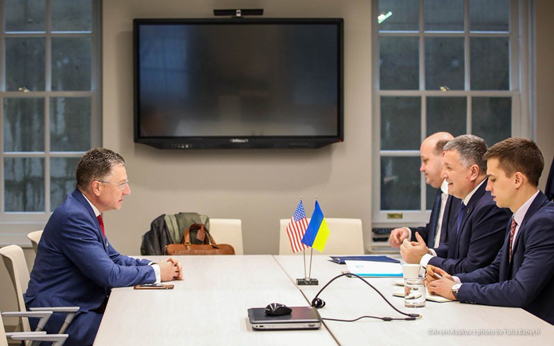 В Вашингтоне министр внутренних дел Украины Арсен Аваков получил указания от специального представителя Госдепа США по вопросам Украины Курта Волкера.