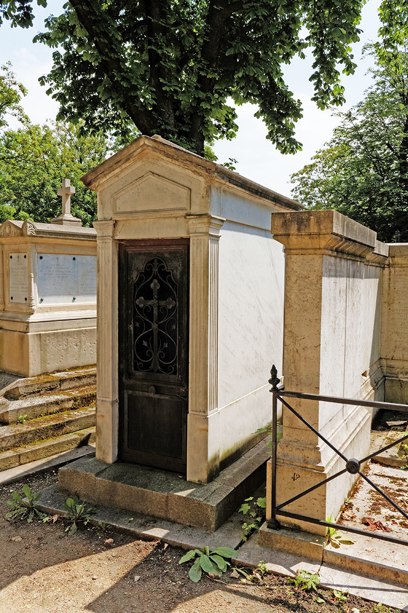 Могила, где похоронено сердце, на кладбище Пер-Лашез.