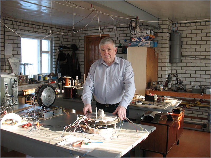 Владимир Леонов в домашней мастерской.