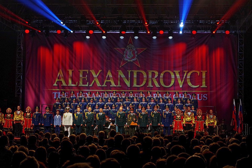 Зал стоя приветствует Академический ансамбль песни и пляски Российской Армии имени А.В. Александрова.