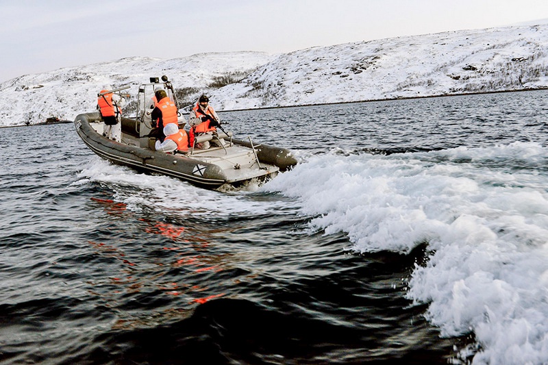 С нашей стороны борьба с диверсантами противника в Арктике возложена на несколько отрядов боевых пловцов.