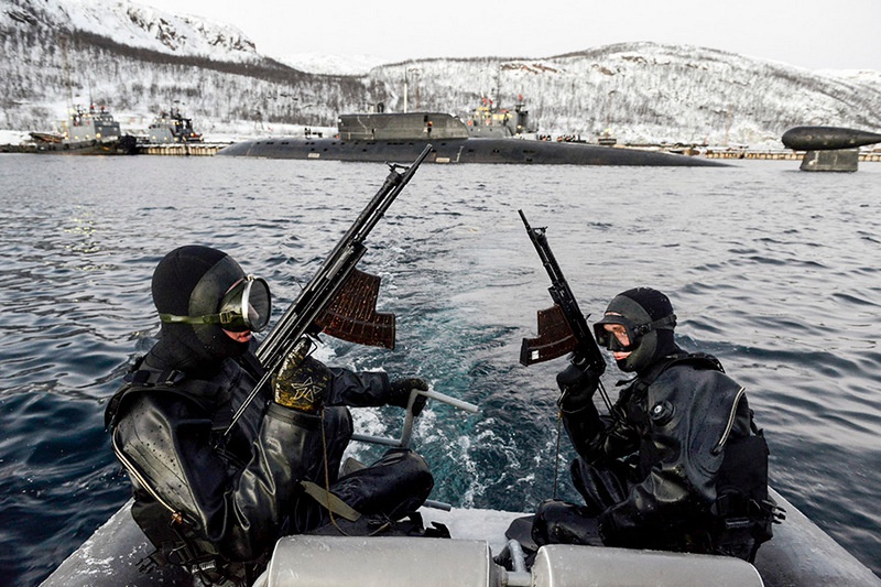 Подводный спецназ имеет на вооружении специальное стрелковое оружие - двухсредные автоматы АПС.