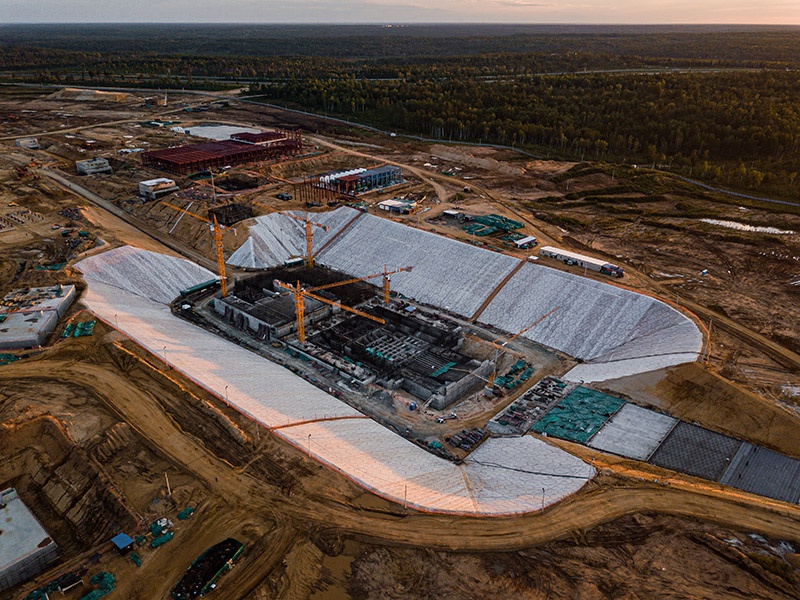 «Спецстрой России» в 2011 году оценил создание космодрома со всей инфраструктурой и развитием города-спутника в 300 млрд рублей.