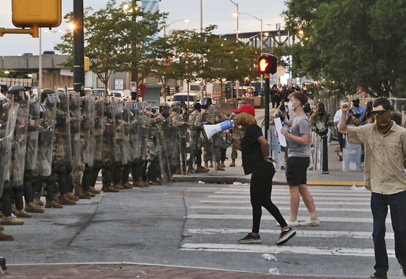 Национальная гвардия выведена против протестующих на улицах американских городов.