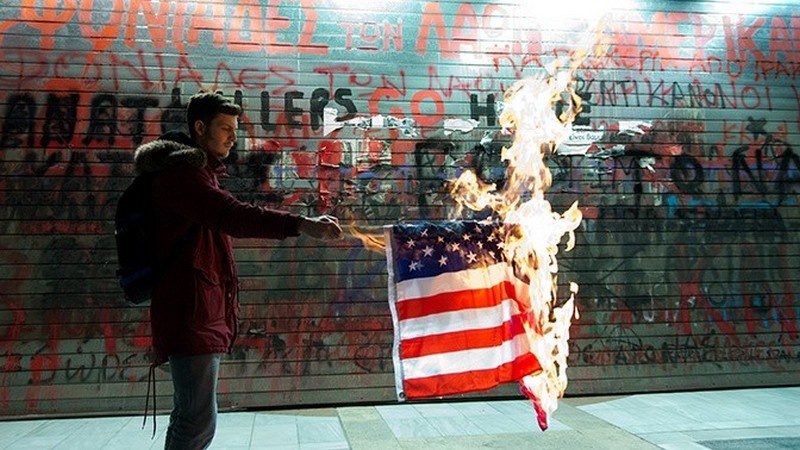Протестующие в Вашингтоне сожгли флаг США во время речи Трампа в День независимости.